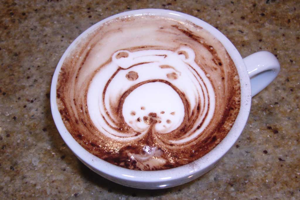 Café con decoración en forma de oso