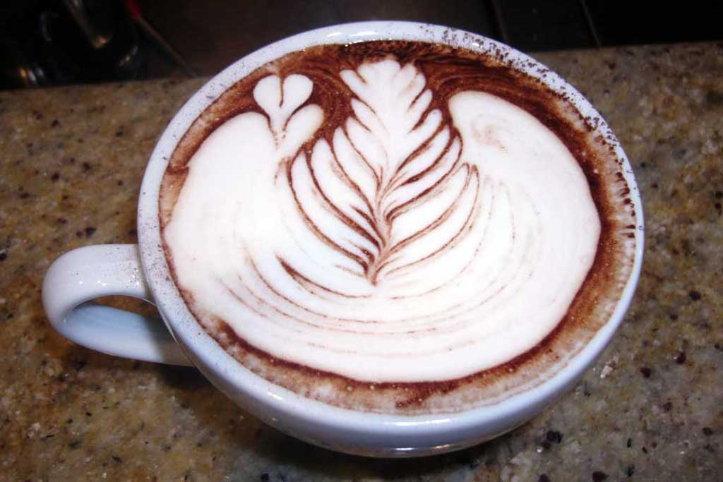 Café con decoración en forma de planta